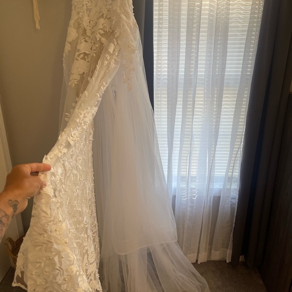 Brand new wedding dress - Picture 12 of 12